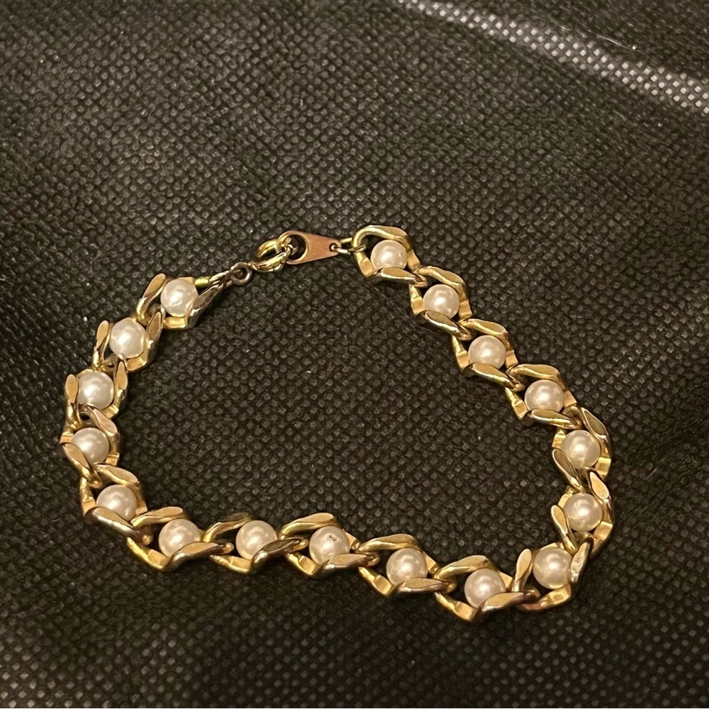 Elegant Gold and Pearl Bracelet